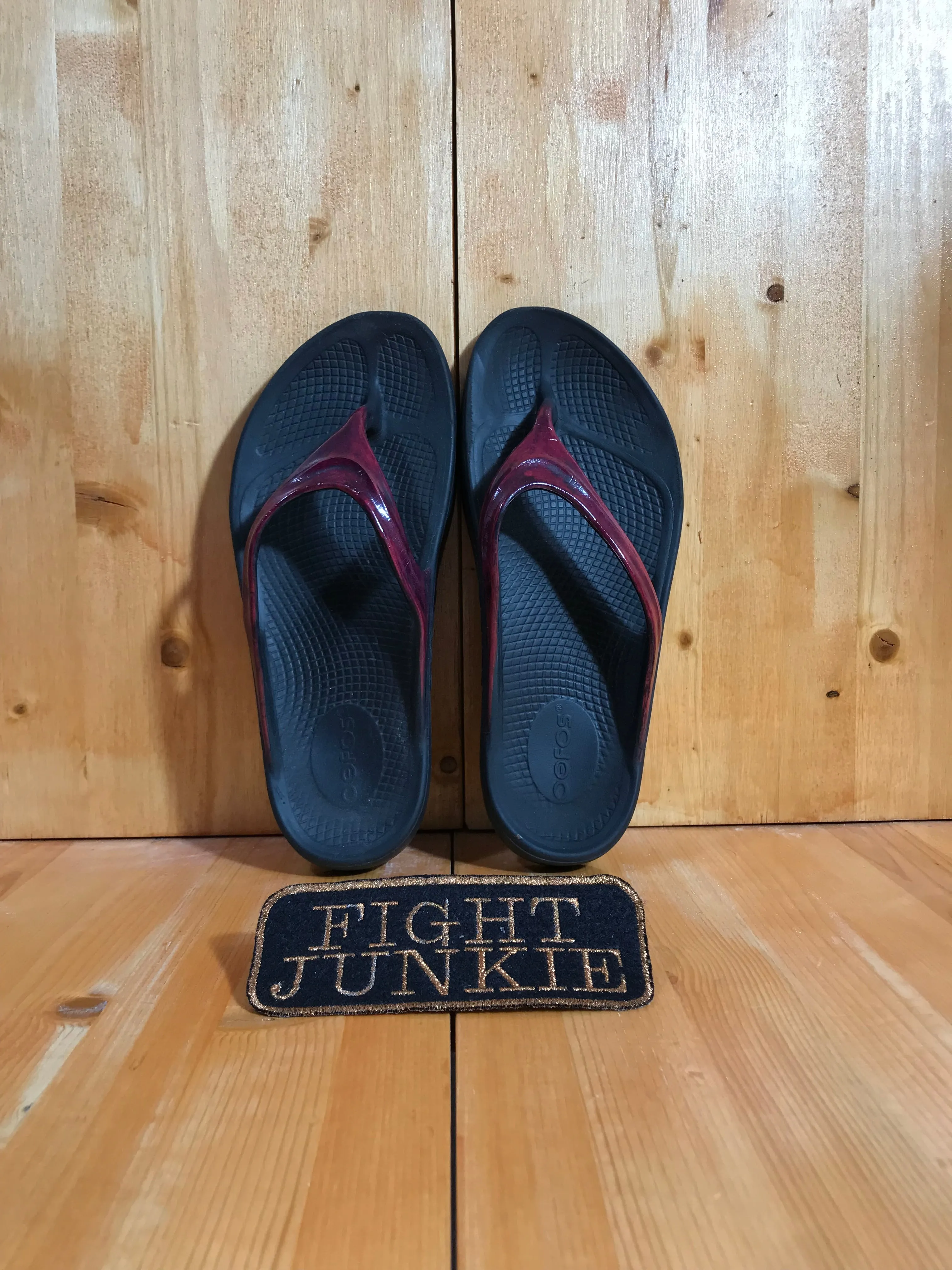 OOFOS ORIGINAL Women's Size 8 Thong Sandals Flip Flops Red Black